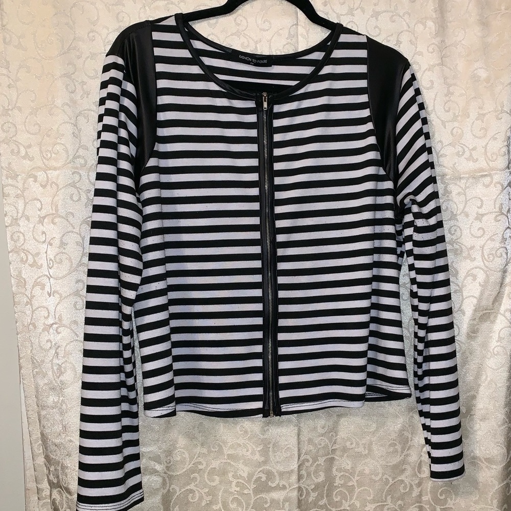 Black and white horizontal striped zipper blazer.